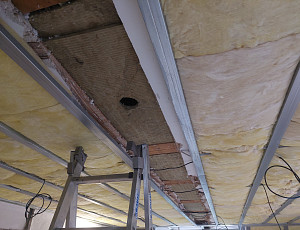 Zateplení stropu bytu pomocí foukané izolace